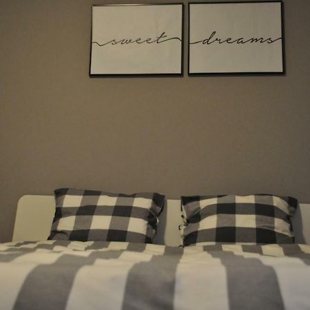 Sleep & Fly Apartment Отопени Екстериор снимка