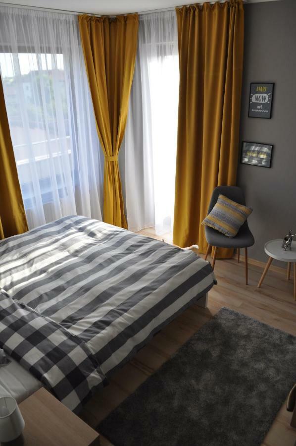 Sleep & Fly Apartment Отопени Екстериор снимка